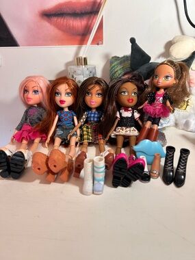 Bratz doll lot!! 5 dolls + shoes and brush